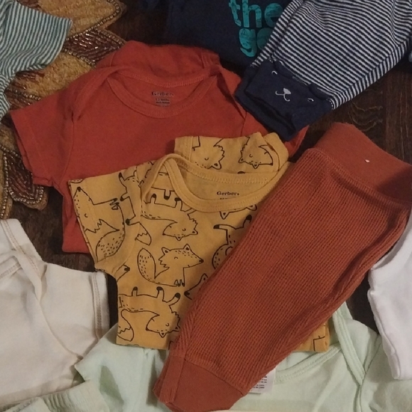 2/40$ HUGE 0-3 MONTH BABY BOY LOT - Picture 9 of 15